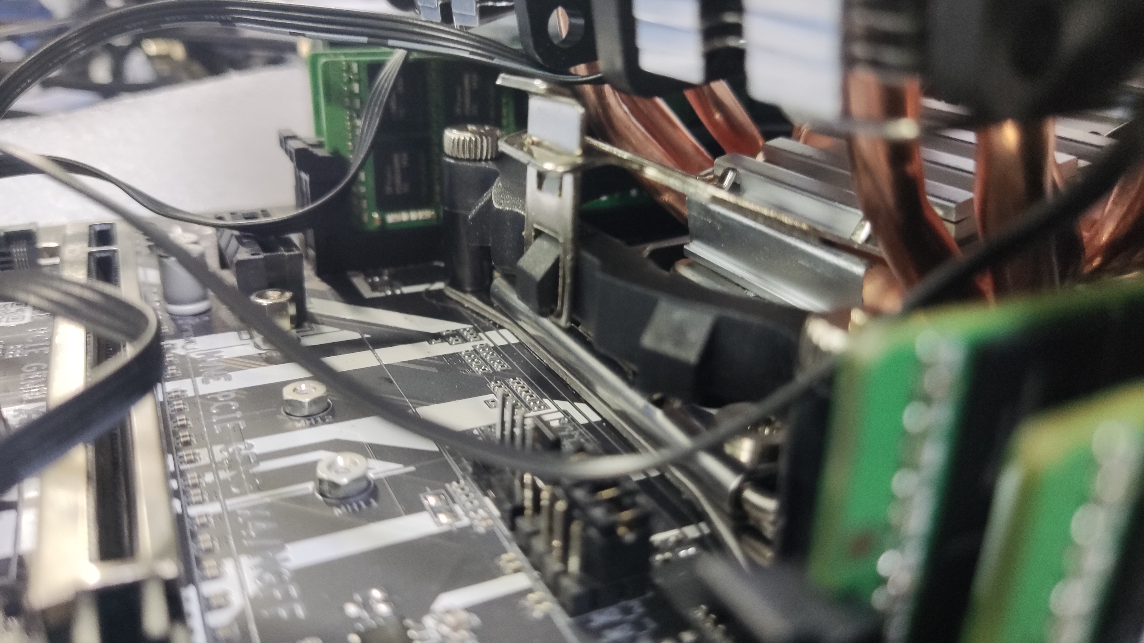 将散热器底部一侧卡扣卡入 CPU 扣具 2025-7-23_23-31-53_pu1287bkim.jpg