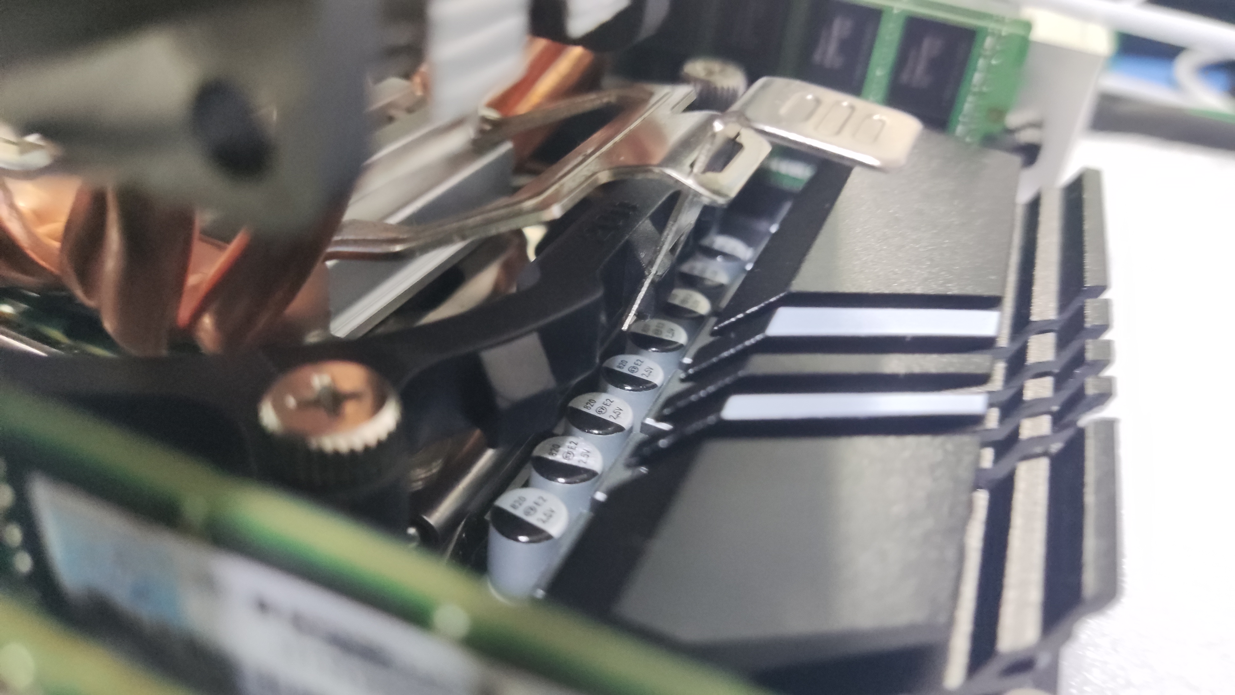 按压散热器另一侧弹片将另一侧卡扣卡入扣具 2025-7-23_23-33-37_8di65d463k.jpg