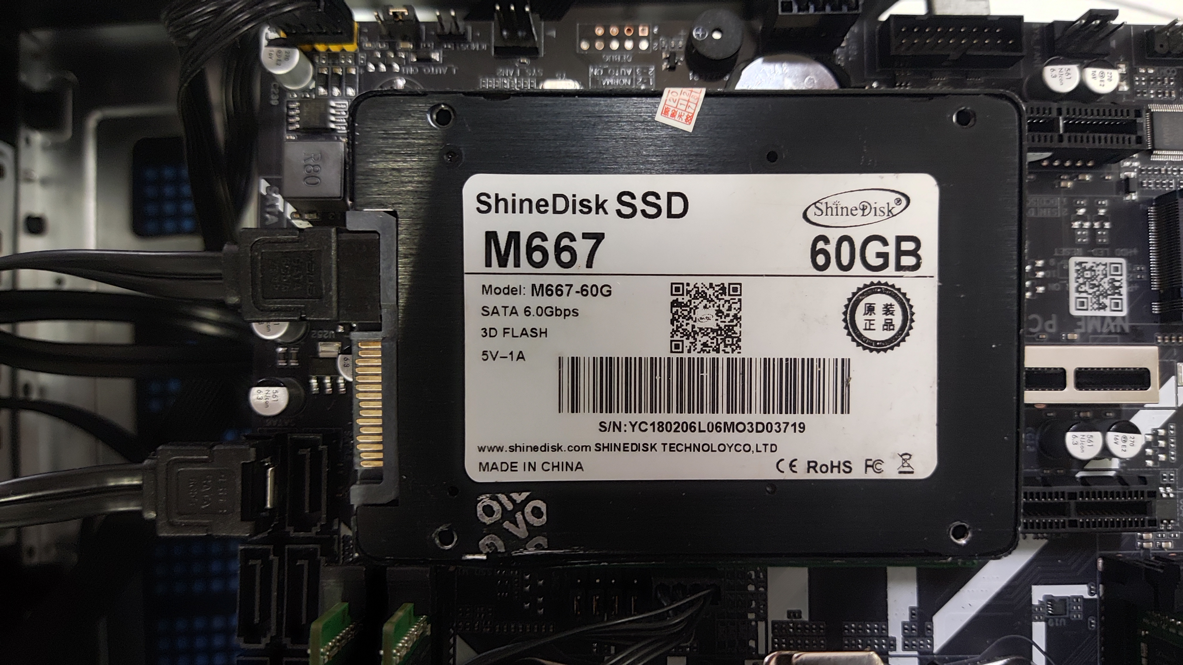 使用 SATA 数据线连接硬盘与主板 2025-7-24_17-54-49_r5gq9zkuz7.jpg