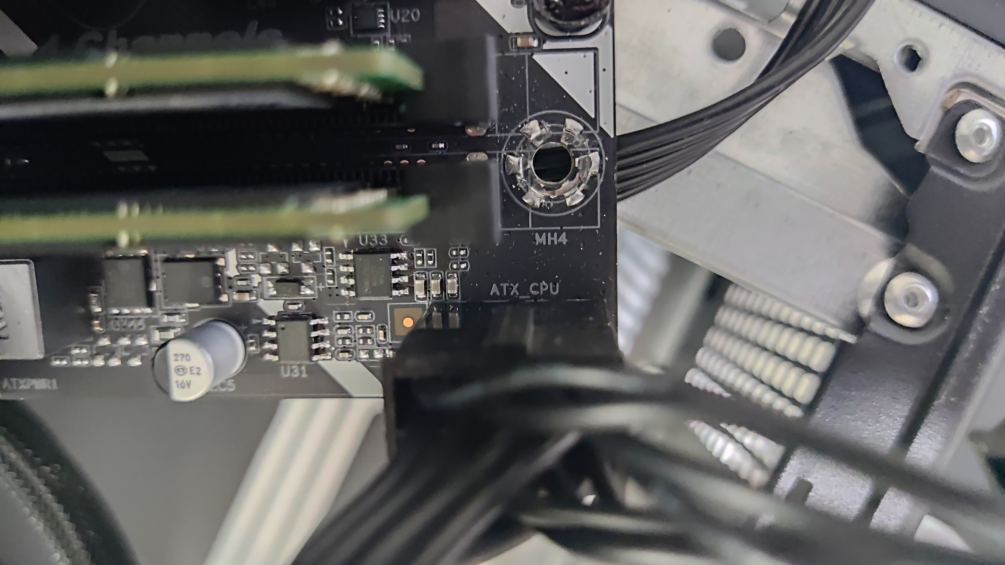 连接 CPU 供电线 2025-7-24_19-20-27_0qrfn5z1lb.jpg