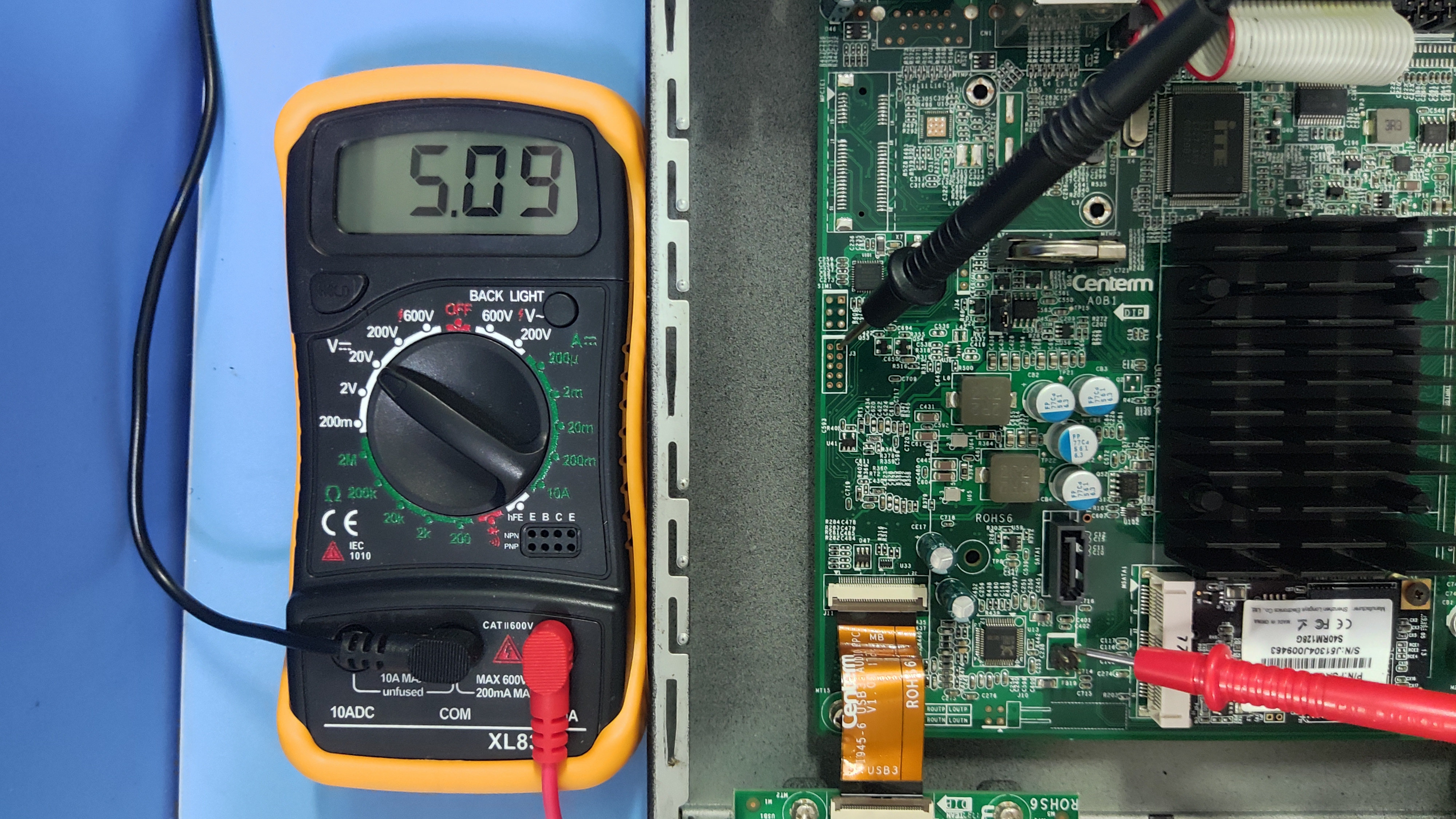 SATA 供电针脚 5V 测量 2025-8-3_16-46-56_sa81nykhae.jpg