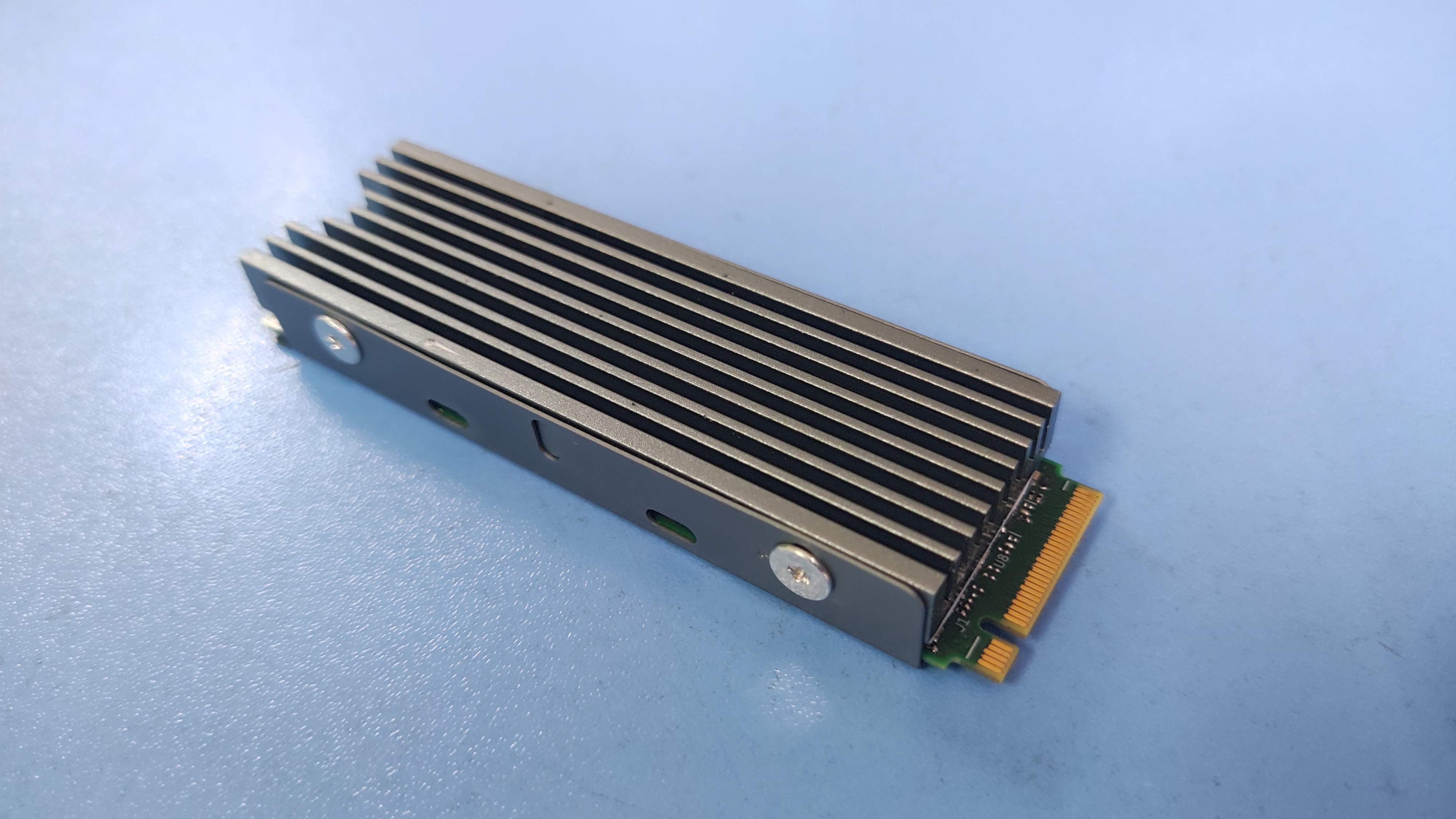NMVe 硬盘安装散热片 2025-8-6_16-58-28_lnok2jc4nd.jpg